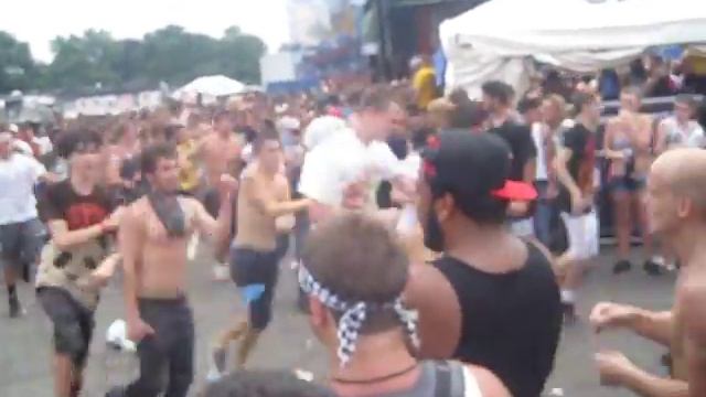 Warped Tour 2011: August Burns Red Circle Pit смотреть онлайн