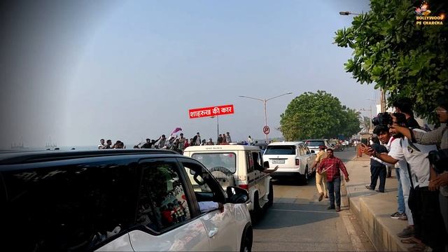 Shahrukh Khan's Car Attacked Outside Mannat By Fans? смотреть онлайн