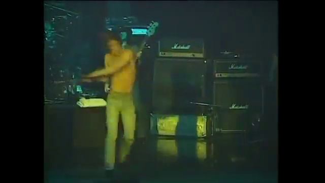 Iggy Pop and crazy moves on stage! смотреть онлайн