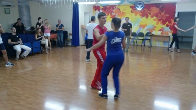 Урок сальсы в школе танцев "DAN DANCE". Средне-продвинутый уровень 09.16 (1). смотреть онлайн