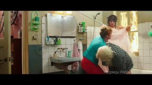 Екатерина Стриженова моется в ванной