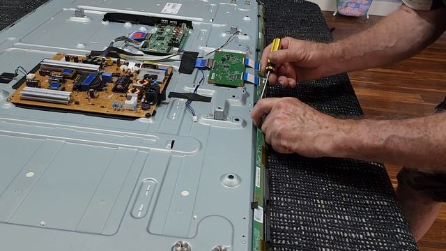 How to Fix White Spots Without Cracking your LCD Screen! LG TV Backlight LED Lenses Repair 50LB5610 смотреть онлайн