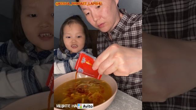 Готовим крутую китайскую рисовую лапшу на улиточном бульоне! смотреть онлайн