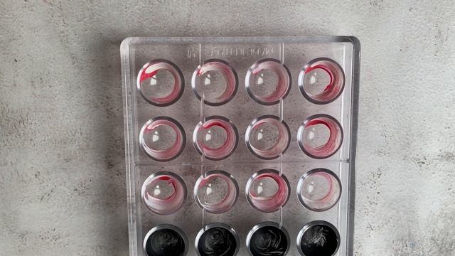 Окрашиваем корпусные конфеты/Coloring Chocolate Bonbons