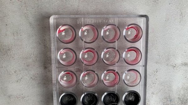 Окрашиваем корпусные конфеты/Coloring Chocolate Bonbons