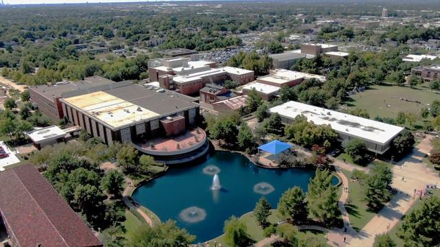 Drone flight over the University of Central Oklahoma смотреть онлайн