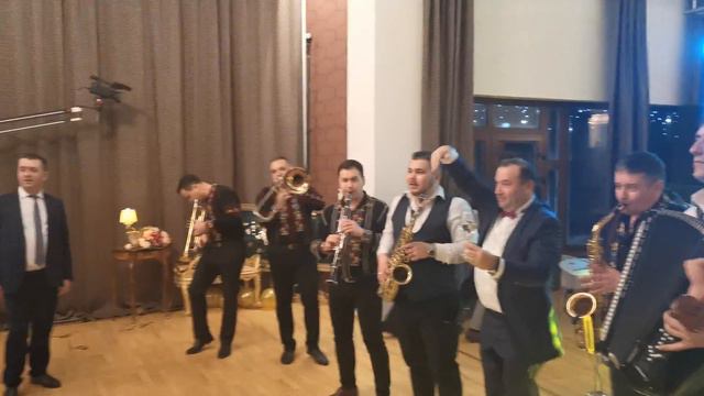 Veva Band & Tharmis смотреть онлайн