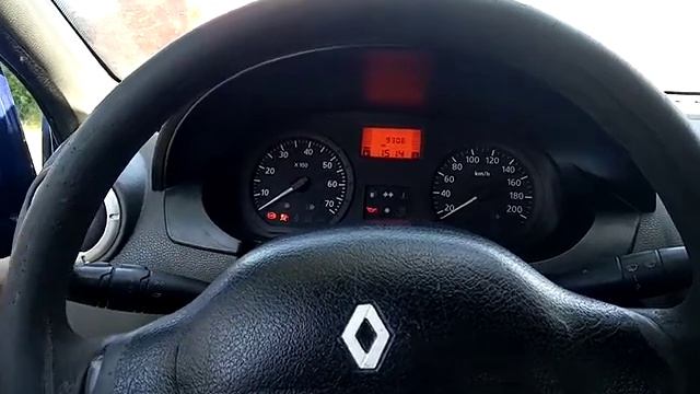 на Renault Logan не моргает поворотник