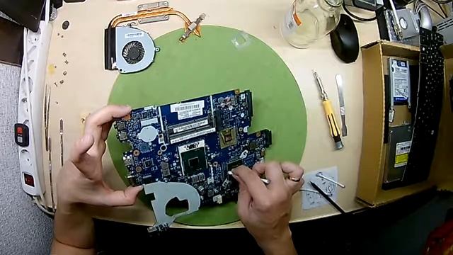 Разбор, замена термопасты ноутбук Acer 5750 смотреть онлайн