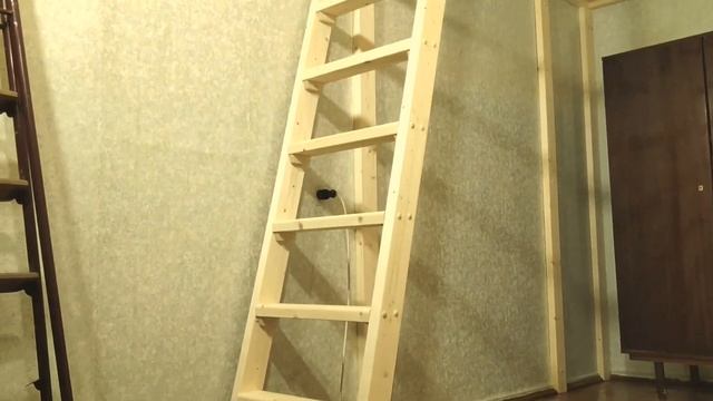 Второй Ярус В Комнате С Высокой Дверью