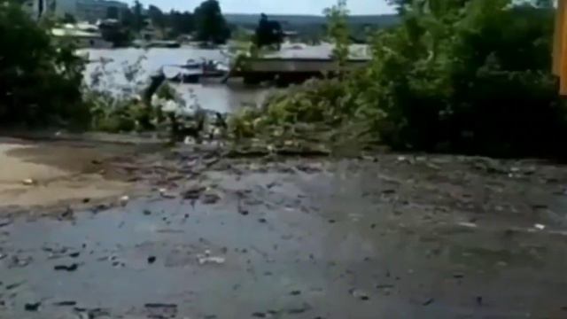 Уровень подтопления в Тулуне понизился - дорожные службы расчищают федеральную трассу (01.08.2019) смотреть онлайн