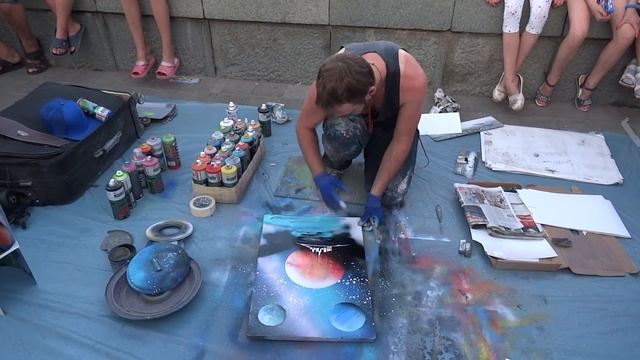 Ялта 2017. На набережной рисуют картины краской из балончиков. смотреть онлайн