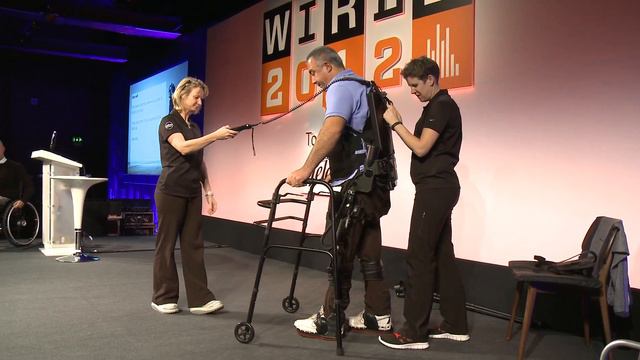 Live Exoskeleton Demo: Ekso Bionics' Lyne Vale | WIRED смотреть онлайн