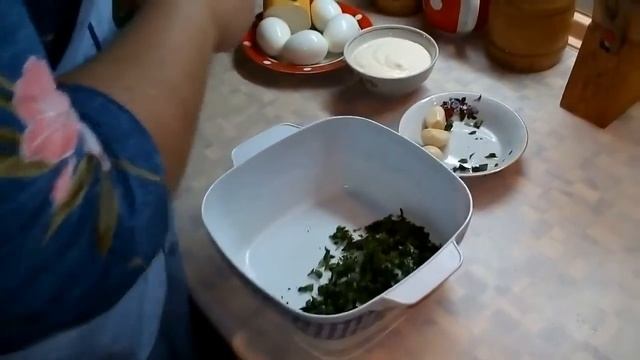 Салат "Белочка", Еврейский салат из плавленых сырков, яиц и чеснока (EN) смотреть онлайн