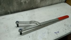 Инструмент для удержания шестерни распредвала ??