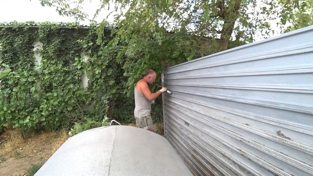 Сюжет из жизни в деревне о том, как я покрасил серебрянкой металлический забор между соседями смотреть онлайн