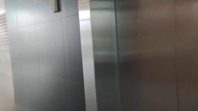 Через динамик на первом этаже слышно, как застрявшие в лифте пассажиры разговаривают с диспетчером смотреть онлайн