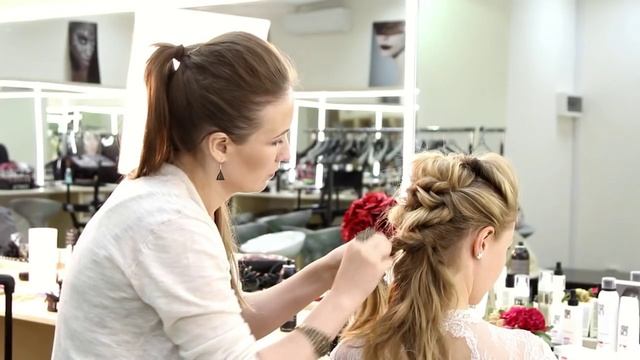 Вечерняя прическа на волосы средней длины. Греческая прическа. Объемная прическа.mp4 смотреть онлайн