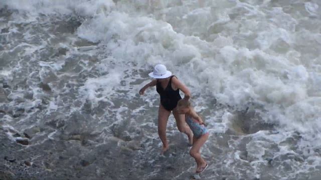 Анапа новости сегодня штормом выкинуло катер на берег моря 11 июня 2023 смотреть онлайн