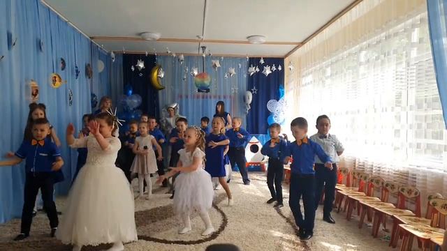 Двигайся, замри... Танец на выпускном смотреть онлайн