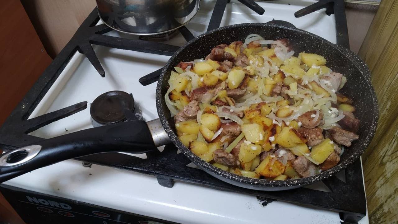 Как готовить жареную картошку с мясом видео смотреть онлайн
