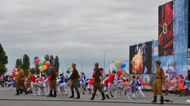 Концерт в честь Дня Победы на Центральной набережной Волгограда смотреть онлайн
