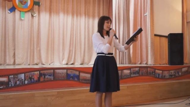 Поет маленькая девочка 5 лет. Песня колобок. Родители не дают ходить в садик смотреть онлайн