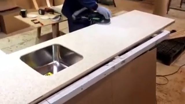 Полировка столешницы из искусственного камня на фабрике мебели "Дольче вита" смотреть онлайн