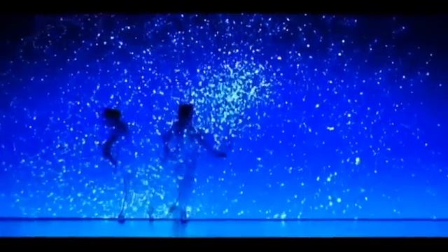 Удивительный танец (при помощи проектора) смотреть онлайн