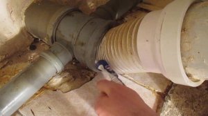 2 способа устранения утечки, на стыках гофры унитаза.