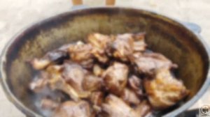 Простой рецепт мяса кабана. Готовим в казане на костре.