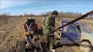 Гусеничный мотоблок против ОКА. Трактор вытягивает из грязи ОКА.