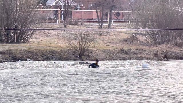 Человек в ледяной воде. Что он делает? смотреть онлайн