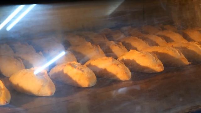 1日5000個のパンを焼く、過去No.1の活気とスピード感あふれる石窯パン作りに密着！【クロワッサン ファクトリー】 смотреть онлайн