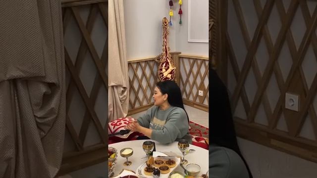 Наркенже Қарақат Жанар Айжанова үшеуі Астанада бас қосып, дастархан басында әндер шырқады