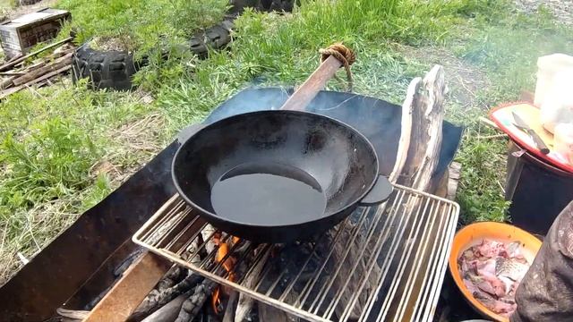 ЖАРЕНЫЙ САЗАН В ПИВЕ В КАЗАНЕ НА КОСТРЕ. Кухня Аборигена. смотреть онлайн