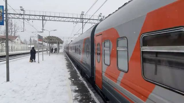 ЭП2К-193 с поездом 016А "Москва - Мурманск" проезжает станцию Мга смотреть онлайн