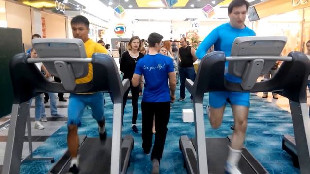 Забег на 400м в ТРК Радуга. Cкорость -20 км/ч, время -1.28c! смотреть онлайн