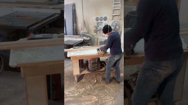 Belt sanding lumber. #diy #carpentry #woodworking #carpenter #beltsander #woodshop #cabinet #wood смотреть онлайн