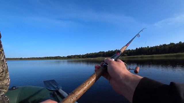 ЛОВЛЯ ЩУКИ НА СПИННИНГ ОСЕНЬЮ!!! РЫБАЛКА НА ЛЕСНОМ ОЗЕРЕ !!! РЫБАЛКА ОСЕНЬЮ С ЛОДКИ !!! смотреть онлайн