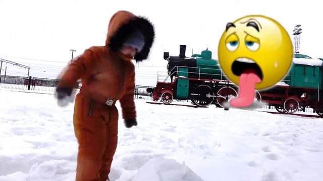 Зимние развлечения для детей: Сережа лепит снеговика смотреть онлайн