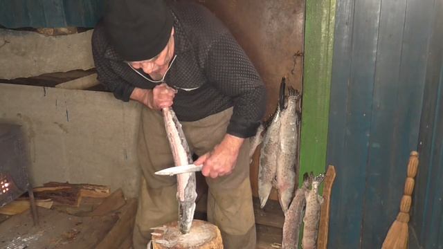 Срезаем ножом с мёрзлой ЩУКИ чешую Аккуратно ,и чисто смотреть онлайн