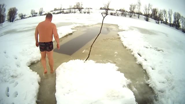 КАК Я ОКУНАЛСЯ В ПРОРУБИ НА КРЕЩЕНИЕ В 2016 г. AS I was DIPPED INTO ICE-HOLES FOR the EPIPHANY In 2 смотреть онлайн