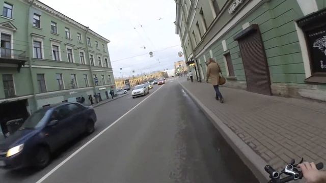 Катаюсь на фэтбайке по центру Питера на Сенной площади смотреть онлайн