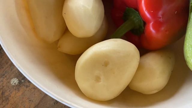 Готовим в казане: рагу из индейки / Овощи: лук, морковь, картошка, красный перец, кабачок, брокколи смотреть онлайн