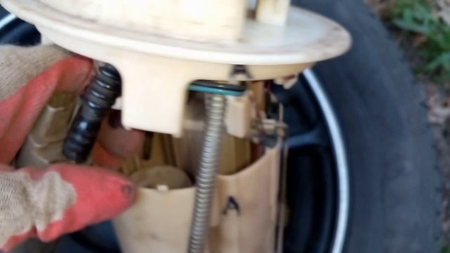 ситроен с3 ,смена топливного насоса,плохой пуск двигателя в холодную погоду..mp4 смотреть онлайн