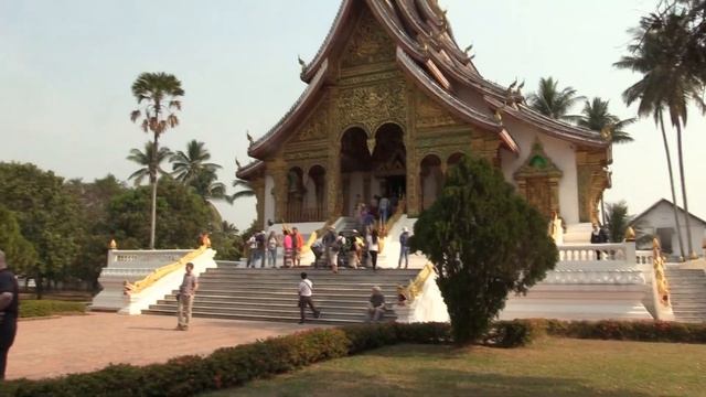 ЛУАНГ ПРАБАНГ. БЫВШИЙ КОРОЛЕВСКИЙ ДВОРЕЦ. ХРАМ Wat Ho Pha Bang (Luang Prabang. Laos) смотреть онлайн