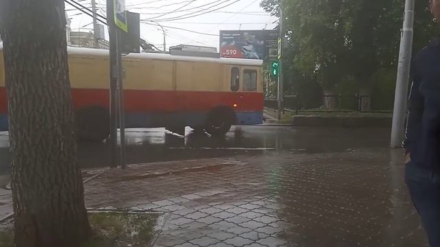 Троллейбус КТГ 1 (тех помощь) тащит Троллейбус БКМ 321 N 2323 г. Саратов смотреть онлайн