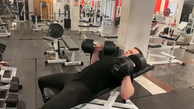 Тренировка грудных мышц в тренажёрном зале смотреть онлайн