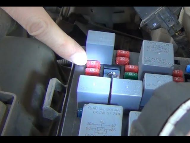 Замена предохранителя передних противотуманных фар KIA - Spectra смотреть онлайн